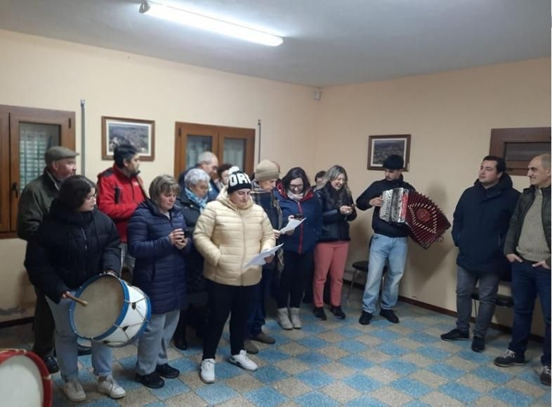 O Grupo folclórico Estrela dos Vales e o Grupo Folclórico Amigos de Longos Vales, mantendo a tradição dos reis